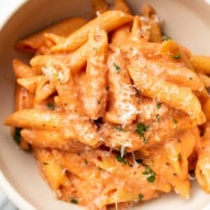 An image displaying the recipe for Super Easy Creamy Tomato Pasta